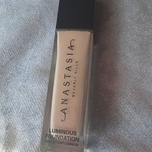 Anastasia Beverly Hills Luminous Foundation